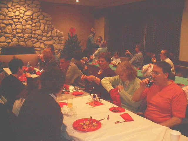 Hol Party06 10.jpg (99830 bytes)